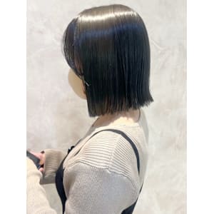 グリーンカラー　くすみカラー　艶髪ボブ　切りっぱなし