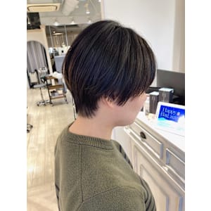 耳が出る長さのマッシュショートまるみくびれのあるヘアスタイル