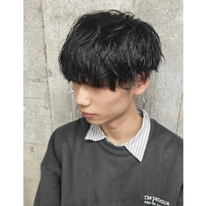 ソフトツイスパパーマ　ツーブロック　マッシュ　黒髪　束感