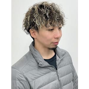 ハイライト　ブロンド　ツイスパ　ツーブロックマッシュ