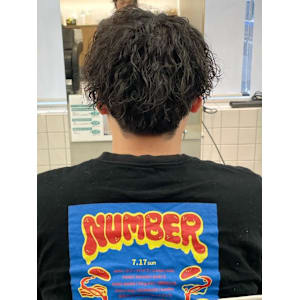 スパイラルパーマ　センターパート　マッシュ　刈り上げ