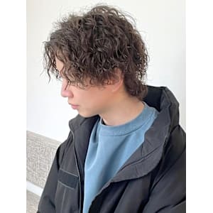 ブラウンカラー　スパイラルパーマ　マッシュウルフ　ミディアム