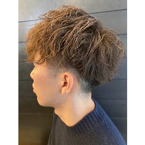 ベージュカラー　ツイストスパイラルパーマ　ツーブロック