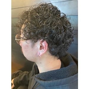 スパイラルパーマ　マッシュ　束感スタイリング　30代40代