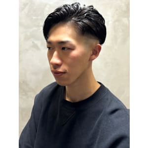 スキンフェード　毛流れパーマ　ハーフアップバング