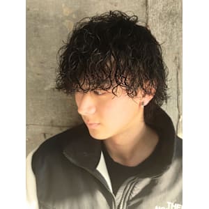 波巻きスパイラルパーマ　ツーブロック　マッシュ　黒髪束感