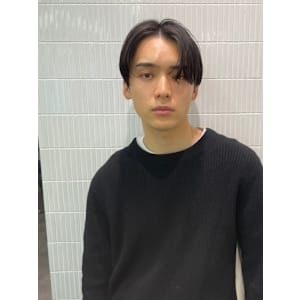 センターパート　黒髪　韓国ヘア　スーツヘア　ニュアンスパーマ