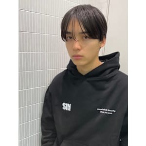 韓国マッシュ　黒髪　ストレートヘア　ツーブロック　刈り上げ