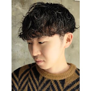 シャドウパーマ ツーブロック マッシュ 黒髪 束感 メンズ
