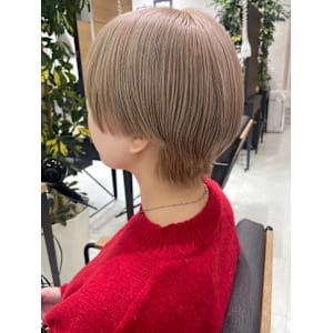 ハイトーン　ミルクティーベージュ　ウルフマッシュ　ボブ