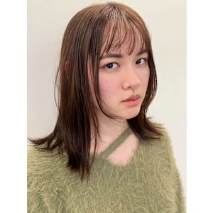 ミディアムレイヤー　ベージュカラー　外ハネ　フェイスレイヤー