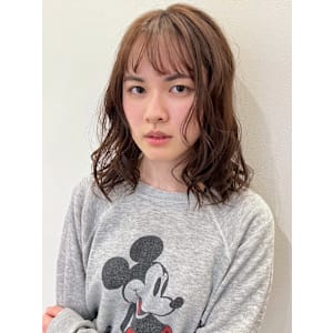 ベージュカラー　シースルーバング　ミディアム　コテ巻き