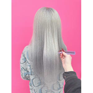 ハイトーンロングが好きな方必見！シルバーアッシュ！