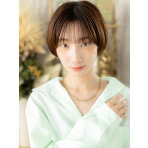 小顔ショートカットレイヤーヘルシースタイル　フェザーショート