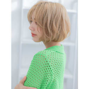 ナチュラルハイトーン前下がり小顔こなれボブ　ホワイトブロンド