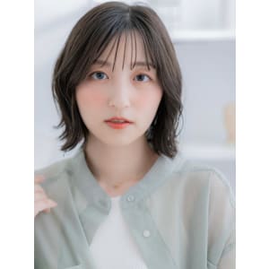 外ハネアッシュグレージュ小顔クセ毛風ボブ　くすみベージュ