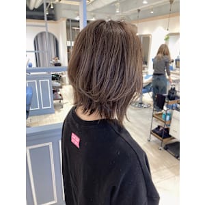 ハイライトミルクティーカラー前下がりボブルフレイヤーカット