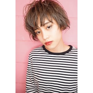 周りと差がつく個性的なショートボブ　表参道　美容院