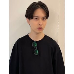 自然なセンターパート　黒髪　ビジネス　スーツヘア　清潔感