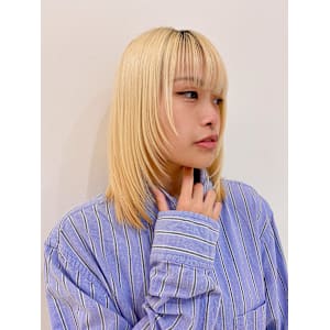 ハイトーンブロンドヘア×顔周りハイレイヤー