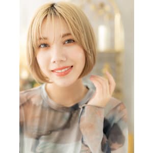 外国人風ハイトーンカラー丸みショートボブ　ホワイトブロンド