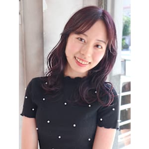 外ハネくびれミディアムレイヤースタイル