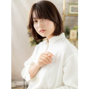 艶感斜めバング黒髪ボブディヘルシースタイル　くすみベージュ