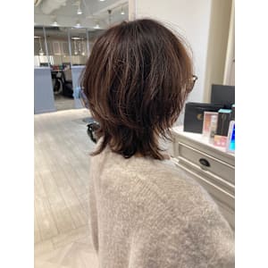 2025年ヘア、クセを活かしたふんわりウェーブウルフショート