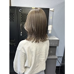 ☆切りっぱなし外はねミディアムボブ　くすみベージュ