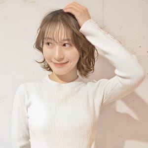 くびれレイヤーボブ／顔周りレイヤー／ニュートラルカラー