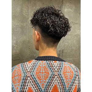 刈り上げ　黒髪　スペインカール　スパイラルパーマ