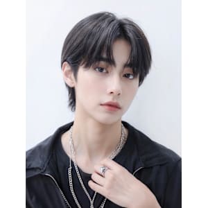 センターパート　黒髪　韓国　ショート