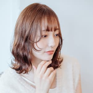 波ウェーブパーマ裾外ハネミディアムスタイル/艶ピレンジカラー