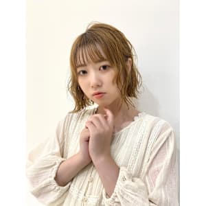 パーマ風ハイトーンボブ