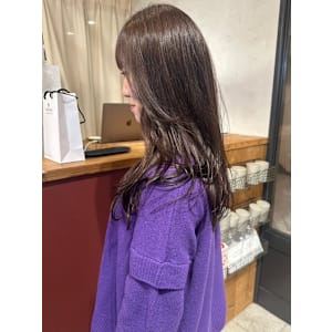 透明感グレージュカラー　顔周りレイヤー　ゆる巻きロング