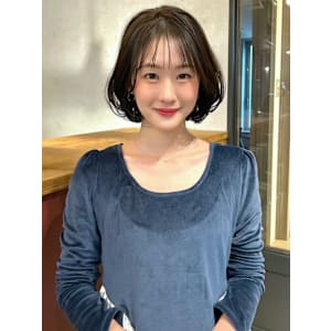 オリーブベージュ　内巻きレイヤーボブ　シースルーバング