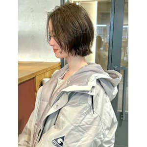 オリーブベージュ　レイヤーカット　くびれ　ワンレンボブ