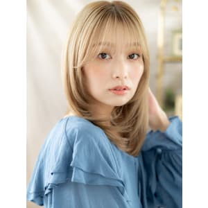 顔まわりレイヤーハイトーンカラーセミディ　ホワイトブロンド