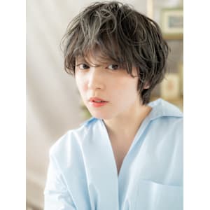 オリーブアッシュくせ毛風フェザーショート　細めハイライト