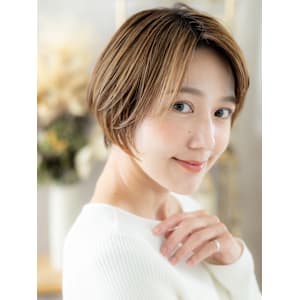 外国人風細めハイライト小顔前髪なしショート　くすみベージュ