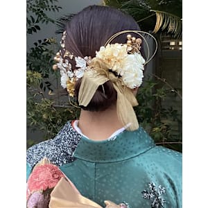 低めシニヨンアレンジ　金箔　お花飾り　和装ヘア　成人式