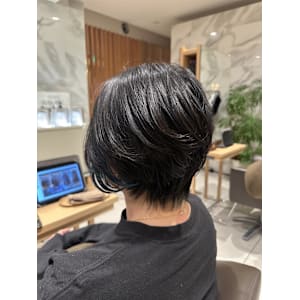 上品な毛流れのショート