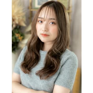 カーキグレージュ顔回りレイヤーこなれロング　細めハイライト