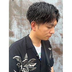 メンズショート センターパート 黒髪　20代 30代　束感