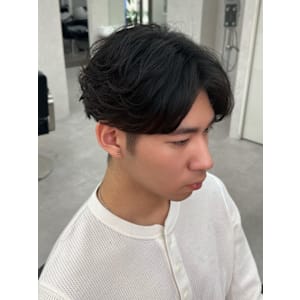 フェザーパーマセンターパート - メンズサロンPORT浦和 ツイストスパイラル/波巻き/ブリーチ【メンズサロン ポート ウラワ】掲載中