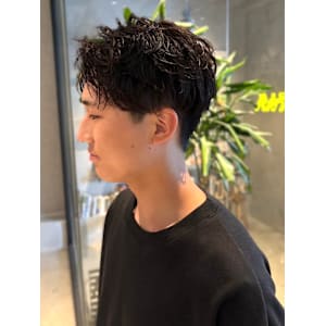 アップバング　ツーブロック　ショートパーマ　束感　20代