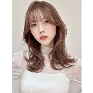 レイヤーカットぱっつん前髪ミルクティーベージュ