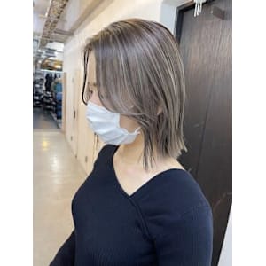 AiM×ミディアム