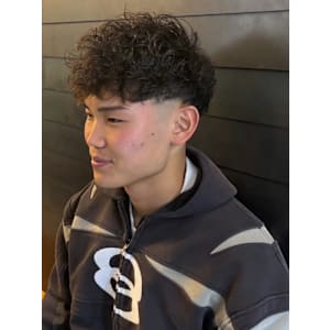 スパイラルパーマ　マッシュ　フェードカット　刈り上げ