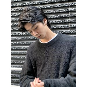 大人男性髪ナチュラルセンターパート